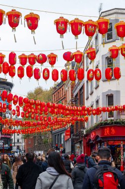 Londra, İngiltere. Soho 'nun Çin Mahallesi' nde sokakları ve geçitleri süsleyen kırmızı fenerler.
