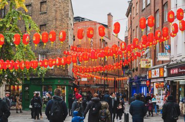 Londra, İngiltere. Soho 'nun Çin Mahallesi' nde sokakları ve geçitleri süsleyen kırmızı fenerler.