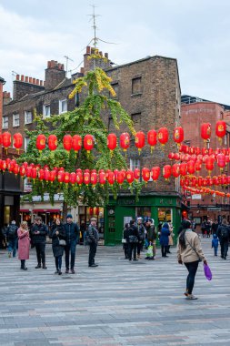 Londra, İngiltere. Soho 'nun Çin Mahallesi' nde sokakları ve geçitleri süsleyen kırmızı fenerler.