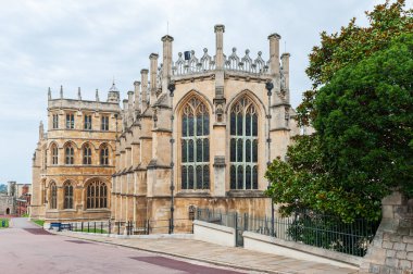 İngiltere 'nin Berkshire şehrinde Windsor' da bulunan Windsor Kalesi 'ndeki St. George Koleji' nin Kraliçe 'nin Özgür Şapeli. İngiltere. Birçok kraliyet ayinine, düğünlere ve cenazelere sahne oldu..