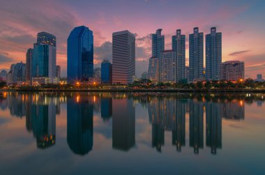 Gökdelenler, iş bölgesinde, Tayland