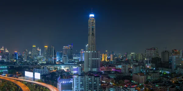 Gebouwen in de zakenwijk bij nacht, Thailand — Stockfoto