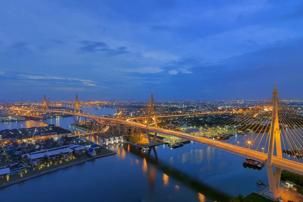 Ponte Bhumibol no crepúsculo, Tailândia — Fotografia de Stock