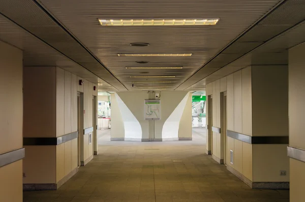 터미널 빌딩을 연결 하는 보도 — 스톡 사진