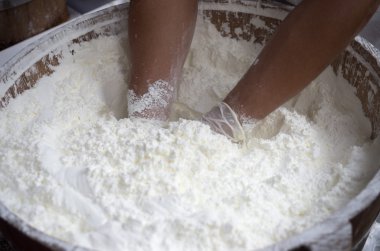 İnsan eli hamur yoğurma