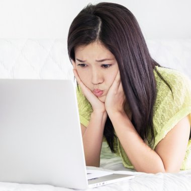 Dizüstü bilgisayar kullanan kadın