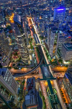 Trafik ve Modern Binası gece