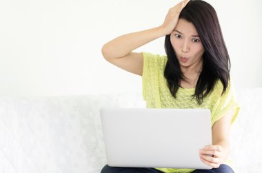 Dizüstü bilgisayar kullanan kadın