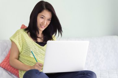 Dizüstü bilgisayar kullanan kadın