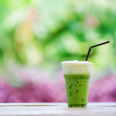 Saman ile buzlu yeşil çay