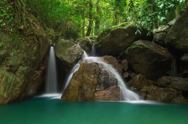 Piękny głęboki Las wodospad — Zdjęcie stockowe
