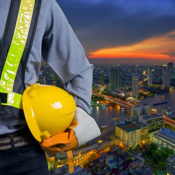 Ingeniero sosteniendo casco amarillo —  Fotos de Stock