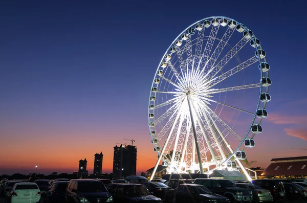 Roda gigante com céu noturno dramático — Fotografia de Stock