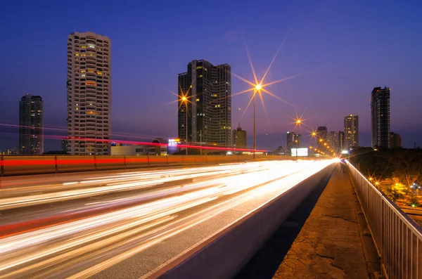 Glatte Lichter auf der Straße in Bangkok — Stockfoto