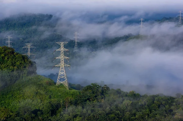 Vysokonapěťové Přenosové Věže Mlze Horách Mae Moh Lampang — Stock fotografie