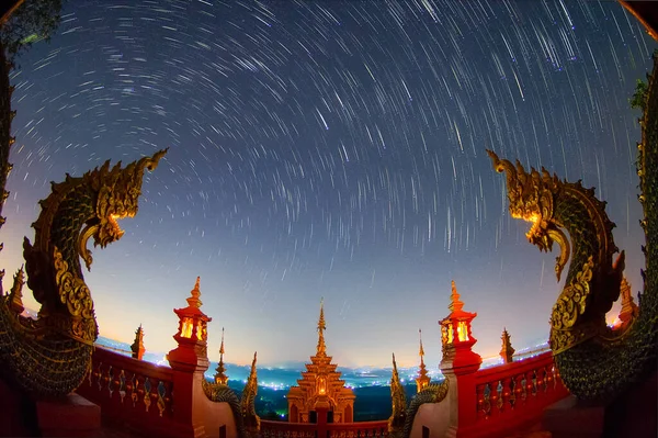 在泰国Mae Tha Lampang的Wat Phra Doi Phra Chan寺 星迹和宇宙中的空间尘埃 长时间曝光 — 图库照片