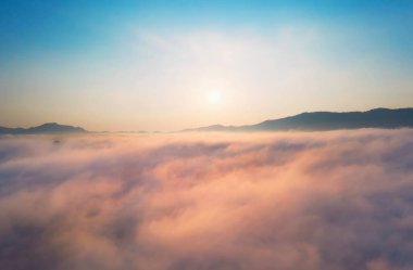 Hava manzarası güzel sabah manzarası bulutlar ve sis yüksek dağlarda akıyor..