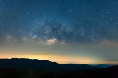 Samanyolu Galaksisi 'nde yıldızlar ve evrendeki uzay tozları uzun süre açığa çıkar. Baan Na Sak, Mae Moh Lampang Tayland.