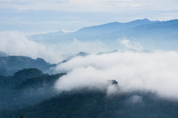 Vista Aérea Hermoso Paisaje Matutino Mar Nubes Niebla Fluye Sobre — Foto de Stock
