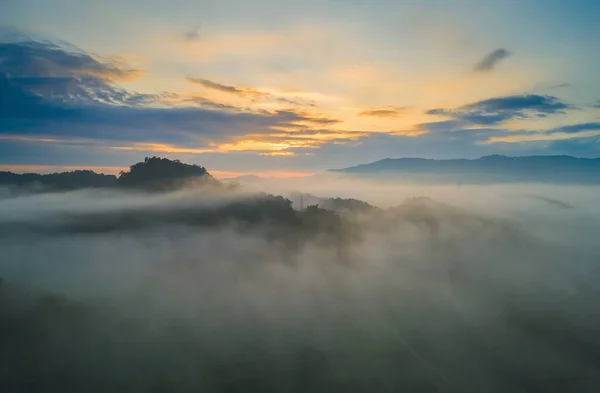 Luftaufnahme Schöne Morgenlandschaft Wolkenmeer Und Nebelschwaden Auf Hohen Bergen — Stockfoto