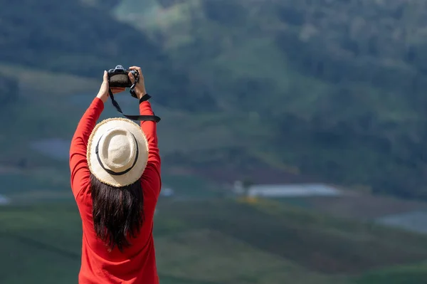 Asijské Žena Turista Sobě Jasně Červená Košile Fotografování Krásné Přírodní — Stock fotografie