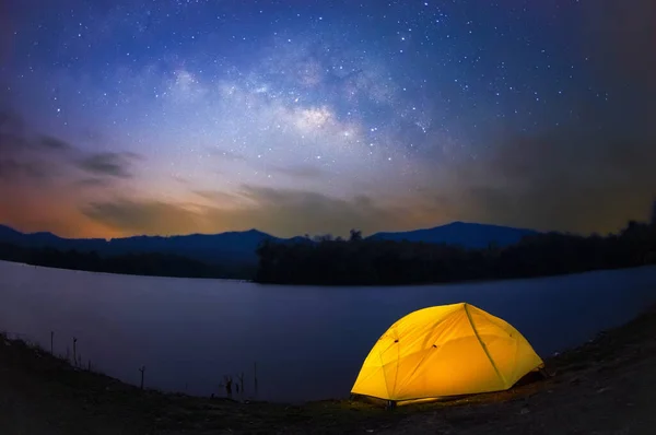 Tienda Amarilla Lado Del Embalse Mae Luang Debajo Galaxia Vía — Foto de Stock