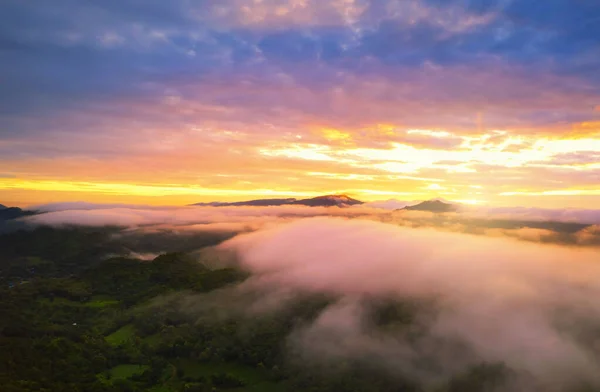 Вид Воздуха Красивые Утренние Пейзажи Море Облаков Туман Течет Высоким — стоковое фото