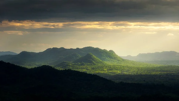 Scenic Sunset Landscape Zon Boven Berg Bij Mae Moh Lampang — Stockfoto