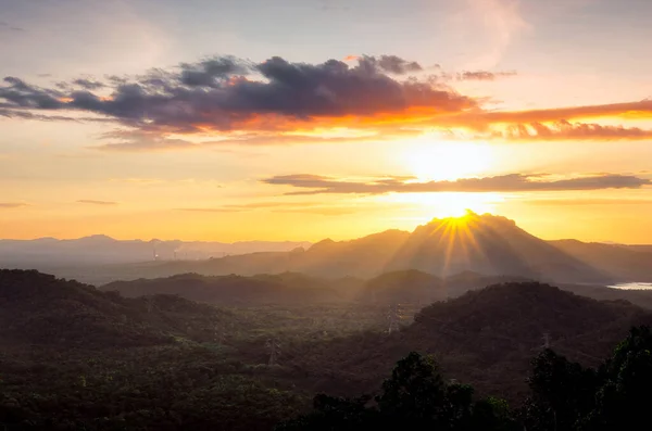 Belo Pôr Sol Paisagem Sobre Pico Montanha Com Luz Quente — Fotografia de Stock