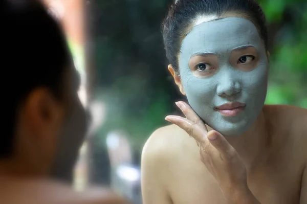 Mooie Aziatische Vrouw Gezichtsmasker Met Natuurlijke Modder Huid Voeden Voor — Stockfoto