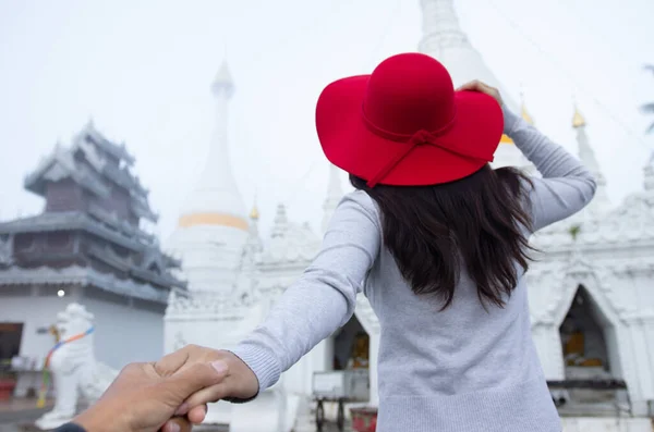 Młody Turysta Czerwonym Kapeluszu Odwiedź Wat Phra Doi Kong Mglisty — Zdjęcie stockowe