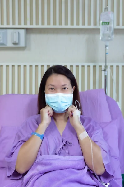 Genç Asyalı Kadın Hasta Gülümsüyor Tıbbi Maske Takıyor Hasta Hastane — Stok fotoğraf
