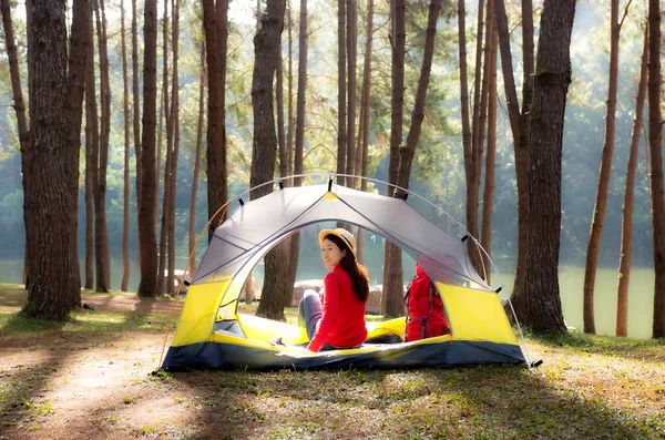 Uma Bela Mulher Uma Camisa Vermelha Acampar Sentado Uma Tenda — Fotografia de Stock