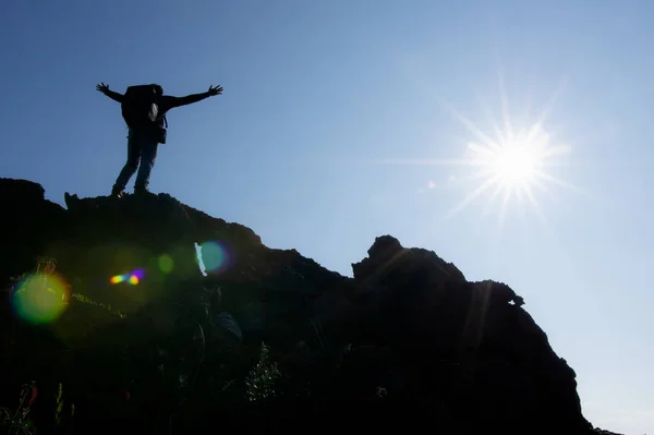 Jeune Routard Marche Par Temps Clair Heureux Qui Ont Gravi — Photo