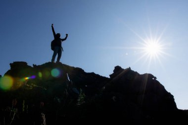 Genç bir sırt çantalı adam açık bir günde yürüyüşe çıkar. Dağa başarıyla tırmandığı ve doğaya hayran kaldığı için mutlu. Ve güzel güneş ışınları, dağ tırmanışı, kaya tırmanışı.... 