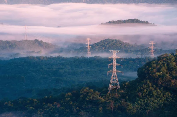 緑の森と美しい朝の円滑な霧の中で伝送塔 エネルギーと環境の概念 高圧電柱 — ストック写真