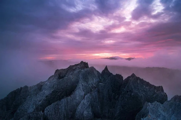 Bela Manhã Nascer Sol Sobre Mar Neblina Montanhas Rochosas — Fotografia de Stock