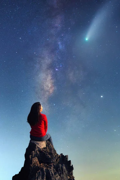 Mladá Žena Sledující Krásu Mléčné Dráhy Meteorit Skalách — Stock fotografie