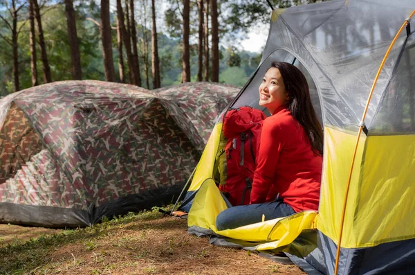 Uma Bela Mulher Acampamento Camisa Vermelha Está Admirando Natureza Sentado — Fotografia de Stock