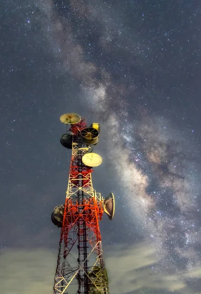Gece Telekomünikasyon Stasyonu Samanyolu Nun Arka Planı Iletişim Kuleleri — Stok fotoğraf
