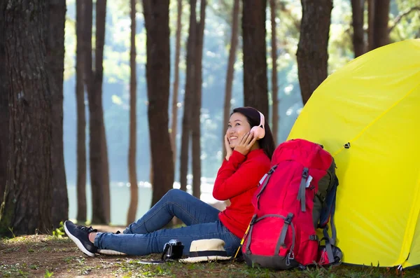 Uma Jovem Senta Lado Uma Tenda Acampamento Ela Gosta Ouvir — Fotografia de Stock