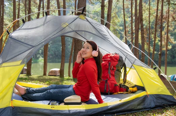 Mulher Desfrute Ouvir Música Fones Ouvido Ela Sentou Numa Tenda — Fotografia de Stock