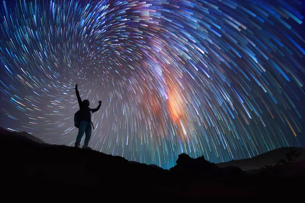 Landschaft Mit Milchstraße Nachthimmel Mit Sternen Und Silhouette Eines Glücklichen — Stockfoto