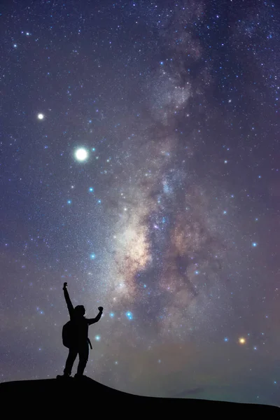 Milchstraße Nachthimmel Und Silhouette Mann Auf Dem Berg Erfolg Oder — Stockfoto