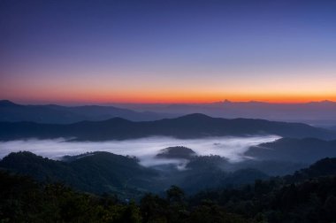 Hava manzarası sabah manzarası bulutlar denizi ve sis yüksek dağlarda akıyor. Doi Montngo, Mae Taeng, Chiang Mai. THailand