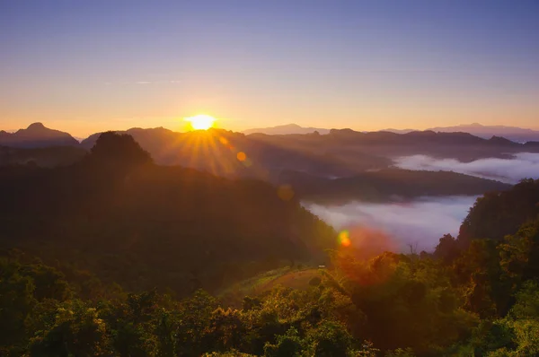 Bella Vista Aerea Raggio Sole Paesaggio Con Nebbia Mattino Punto — Foto Stock