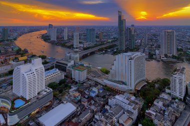 Nehri yakınında modern Binası