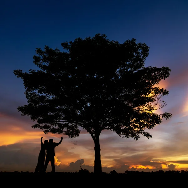 轮廓的树木和快乐的男人 — 图库照片