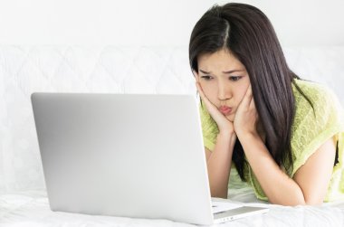 Dizüstü bilgisayar kullanan kadın