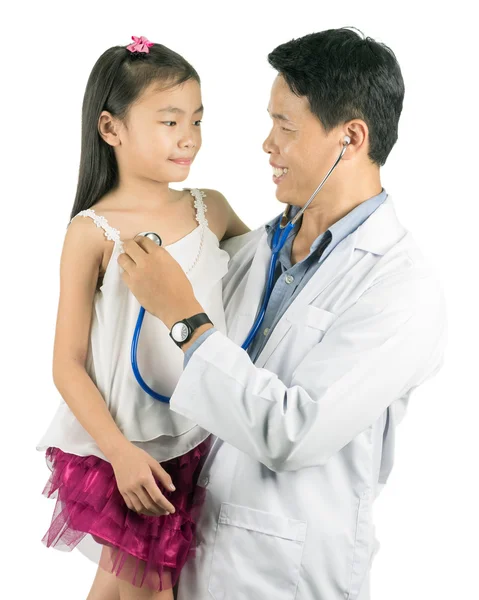 Maschio medico esaminando poco asiatico ragazza . — Foto Stock